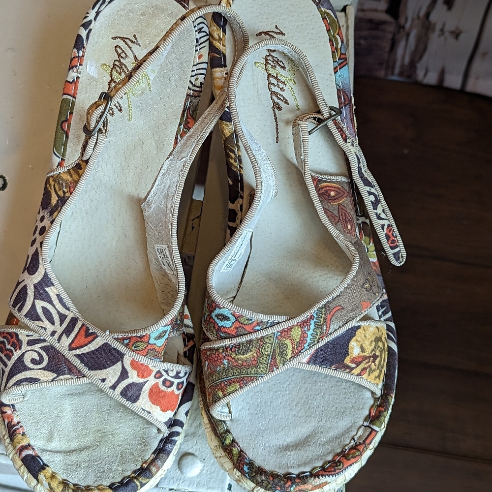 Very Volatile sandals - Picture 13 of 15